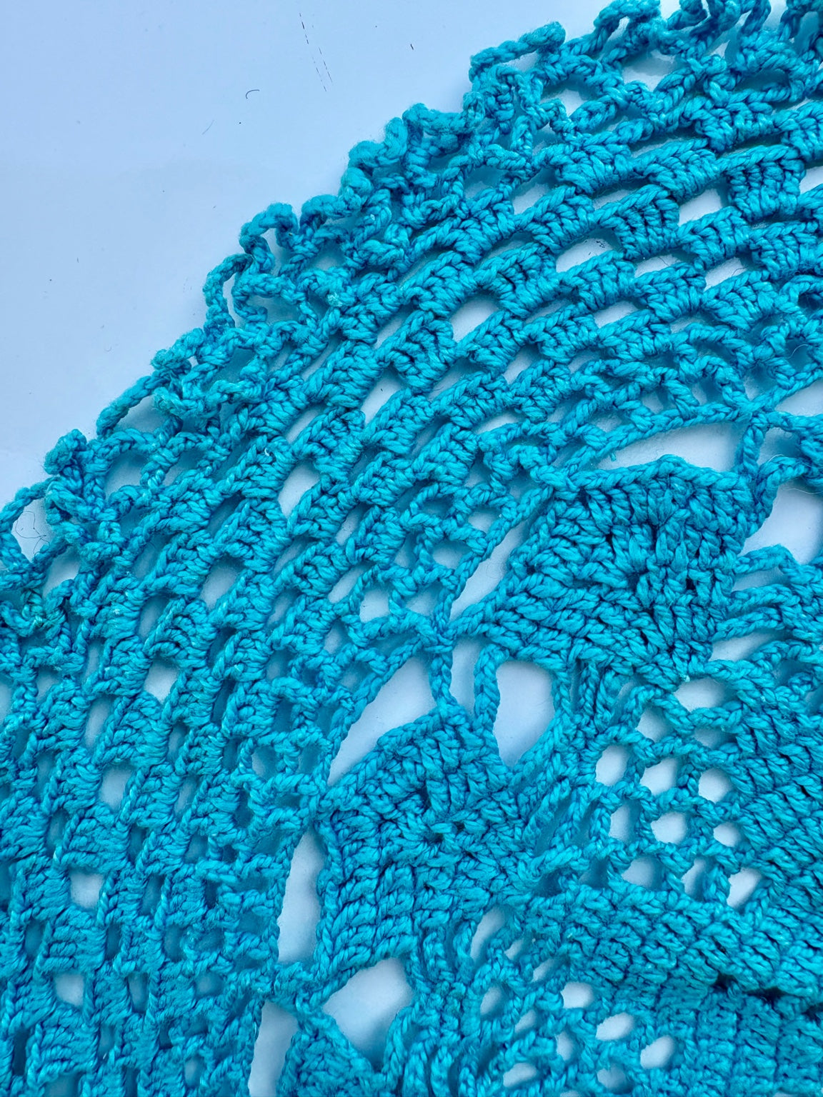 繊細なレース調デザインが美しい、ハンドメイドのテーブルセンターマットです