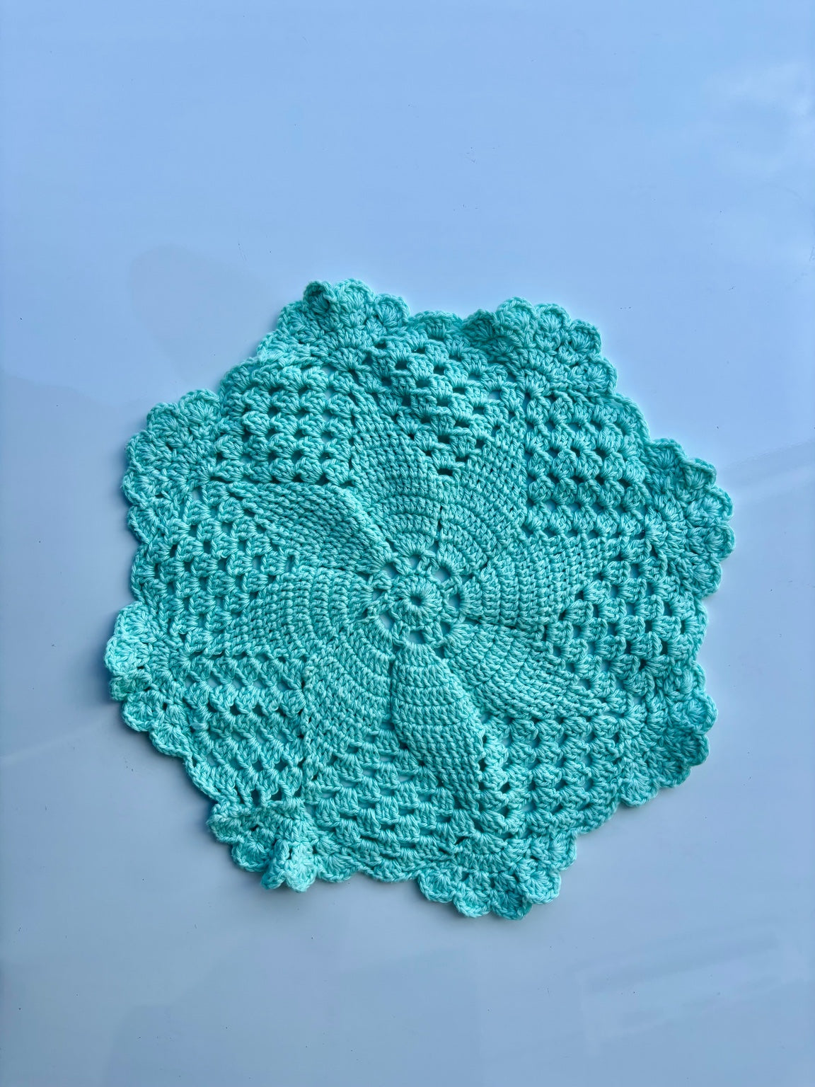 やさしいグリーンカラーが美しい、ハンドメイドのかぎ針編み作品です