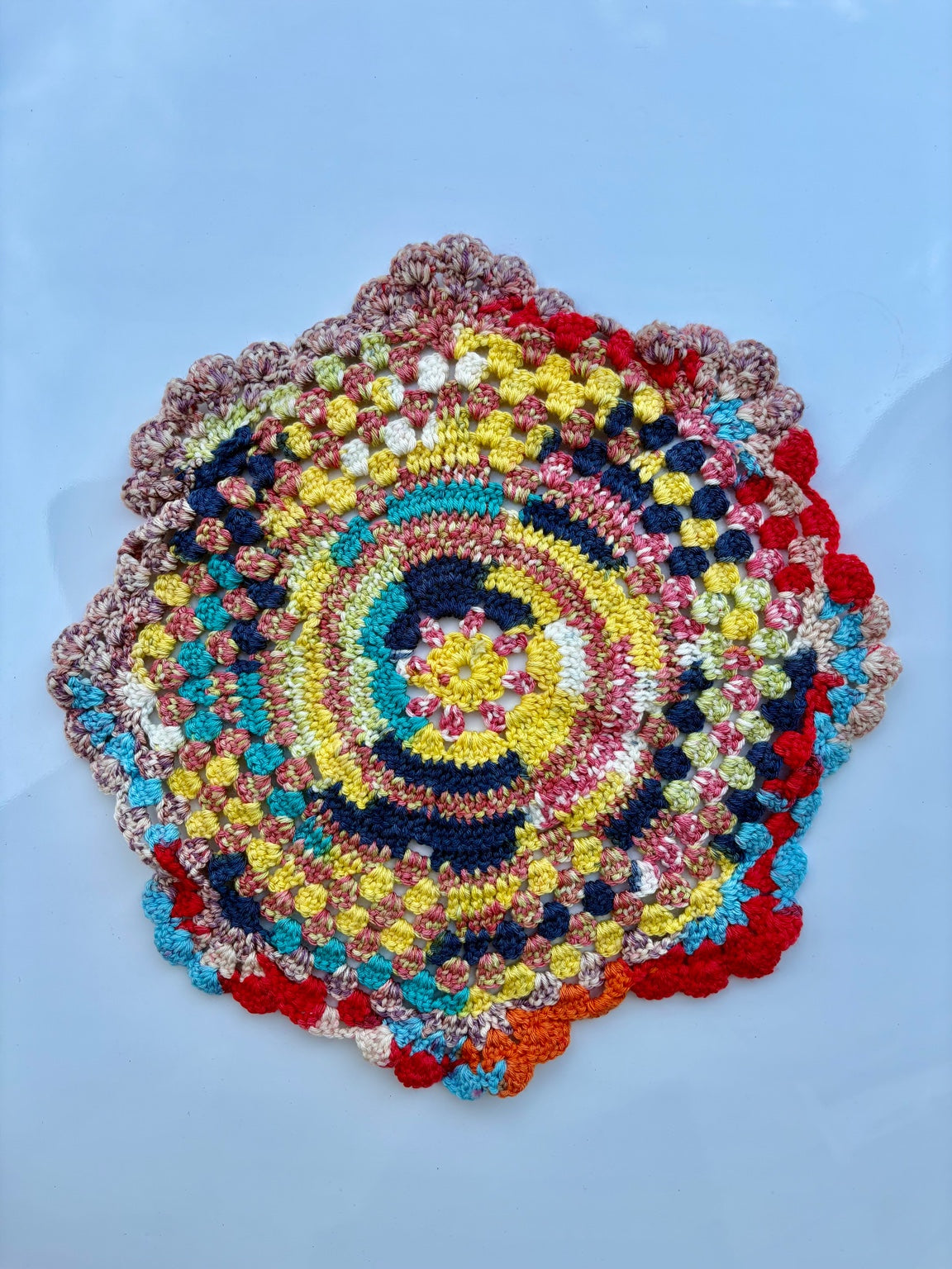 カラフルで存在感のある、ハンドメイドのテーブルセンターマットです