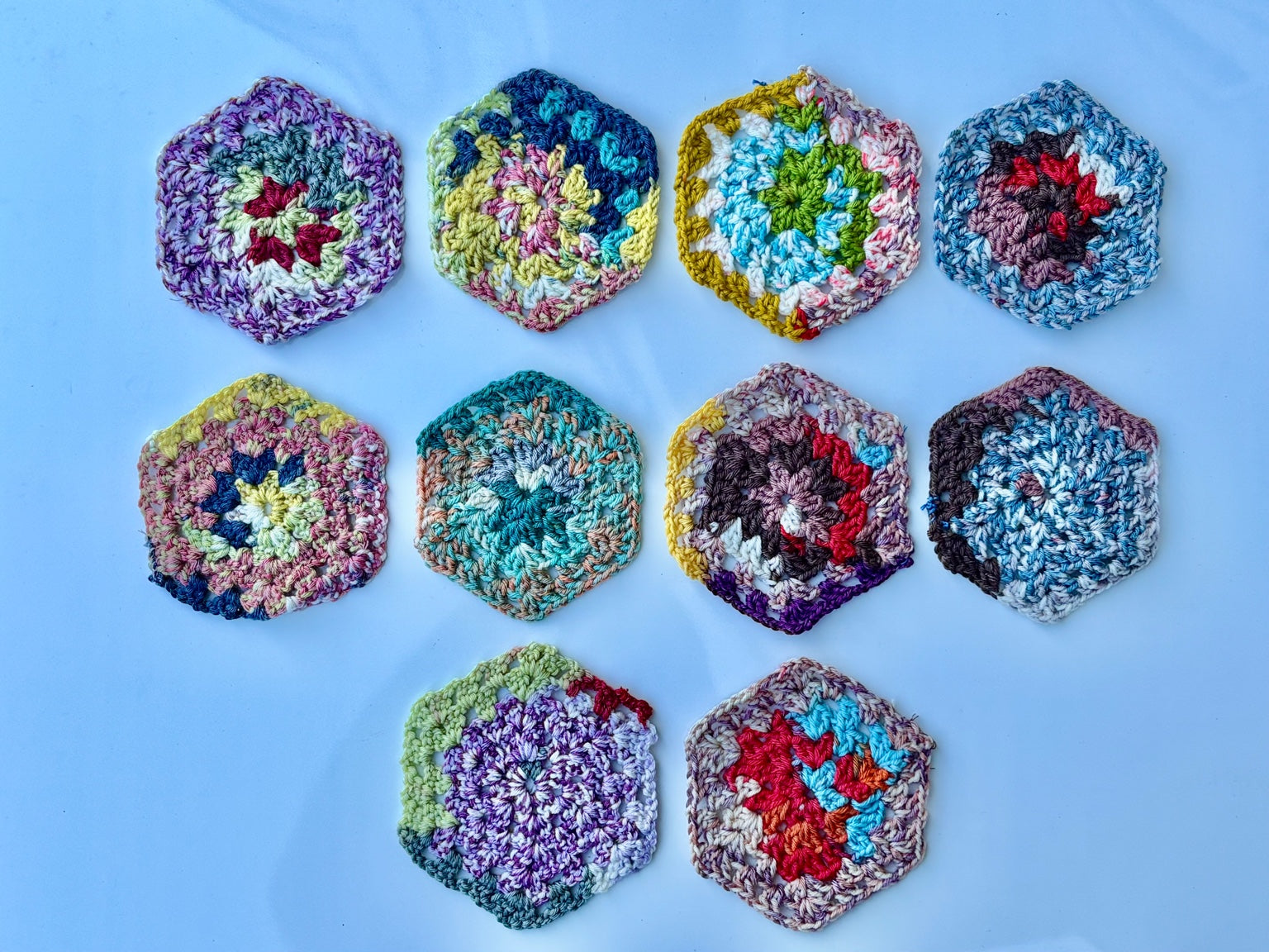 カラフルで可愛い、ハンドメイドのコースター10枚セットです