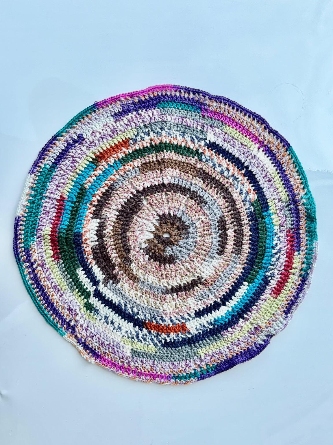 カラフルで個性あふれる、完全ハンドメイドのかぎ針編み作品です