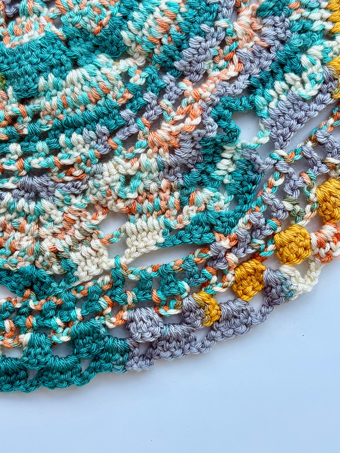 存在感のある50cmサイズの、カラフルなハンドメイドテーブルセンターです