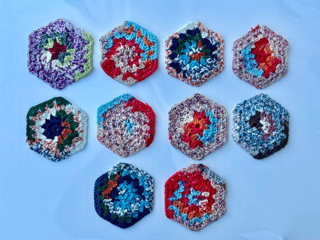 カラフルで可愛い、ハンドメイドのコースター10枚セットです