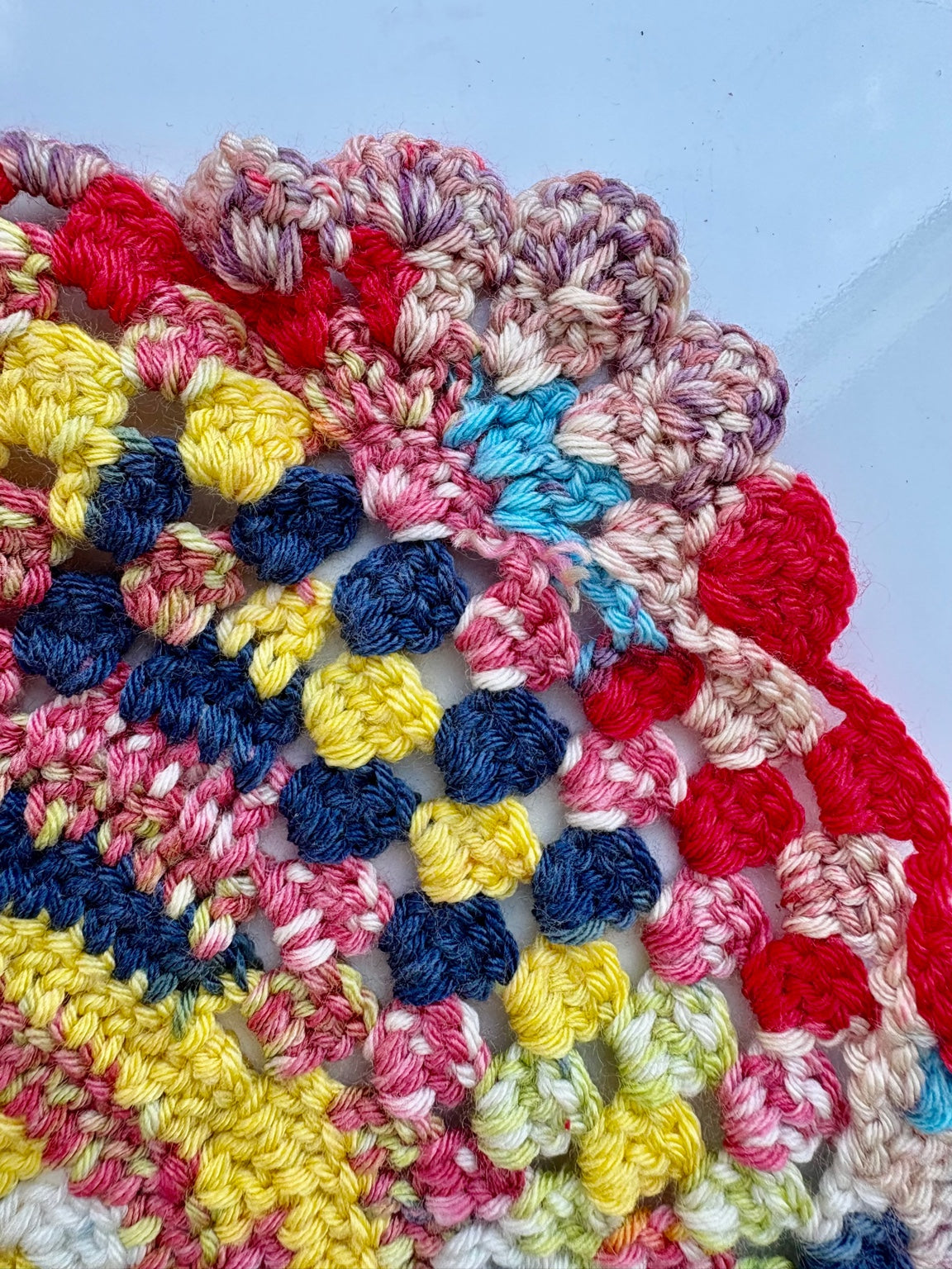 カラフルで存在感のある、ハンドメイドのテーブルセンターマットです