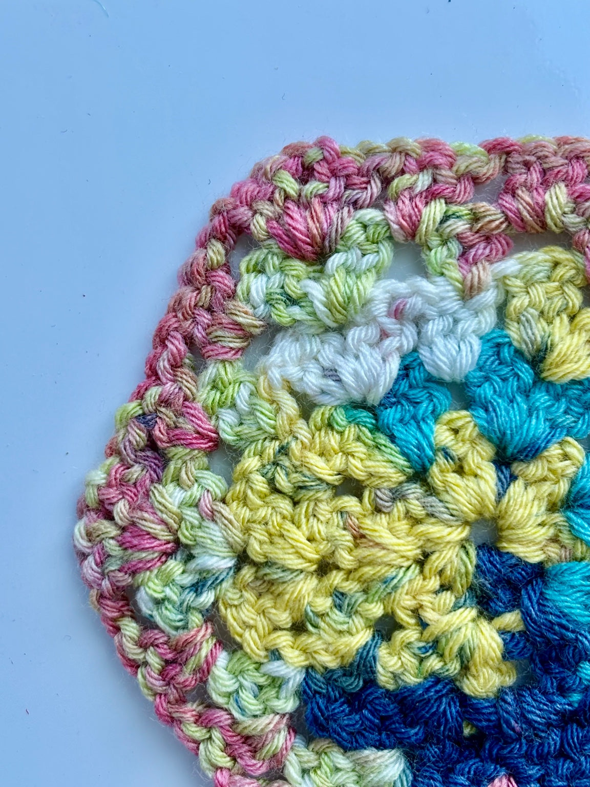 カラフルで可愛い、ハンドメイドのコースター10枚セットです