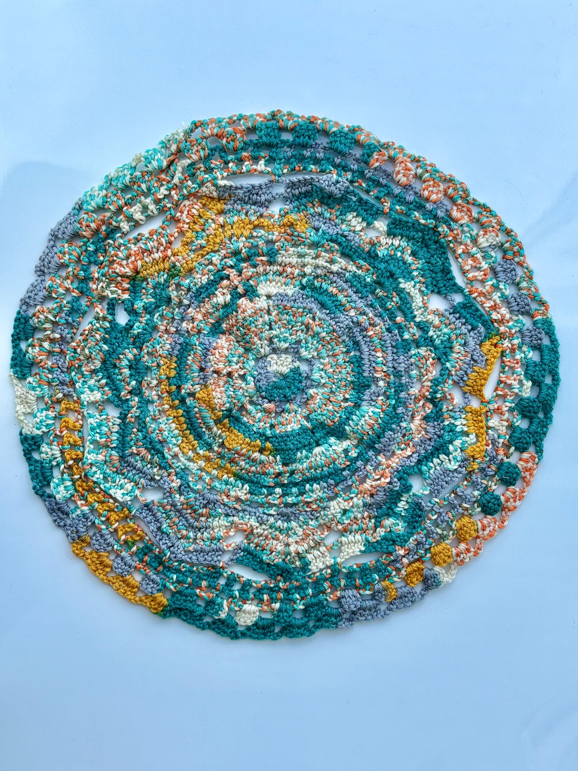 存在感のある50cmサイズの、カラフルなハンドメイドテーブルセンターです