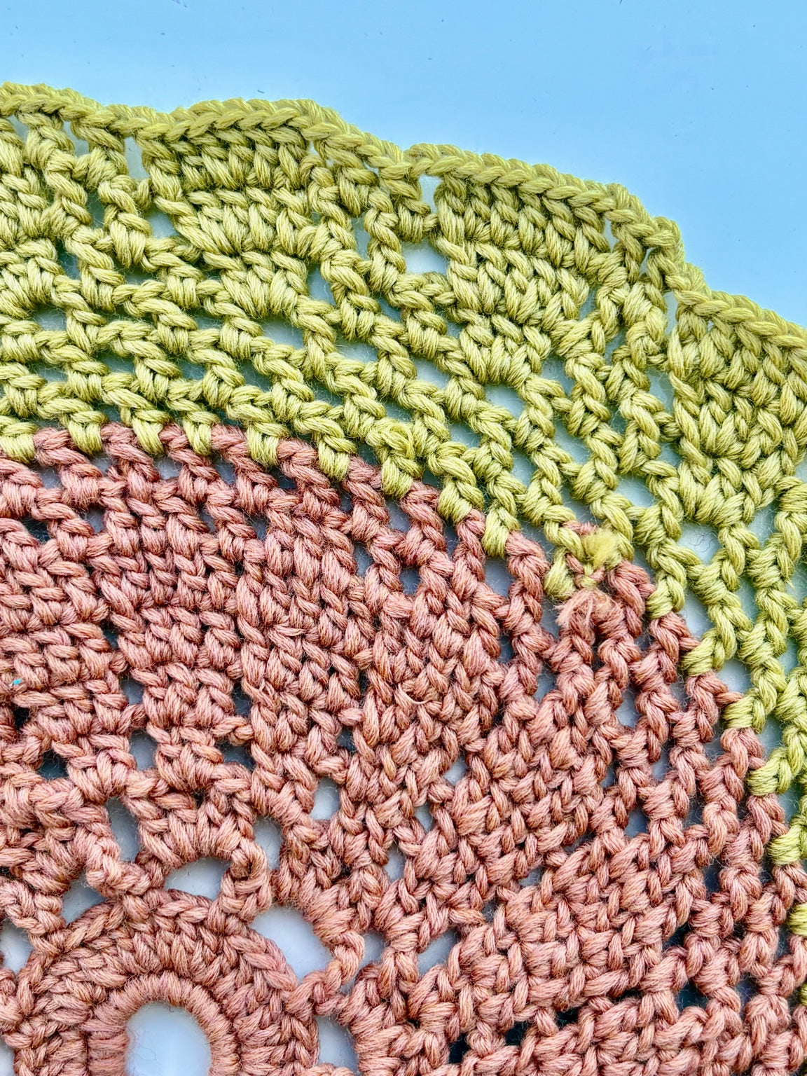 落ち着いた2色使いが美しい、ハンドメイドのかぎ針編みセンターマットです