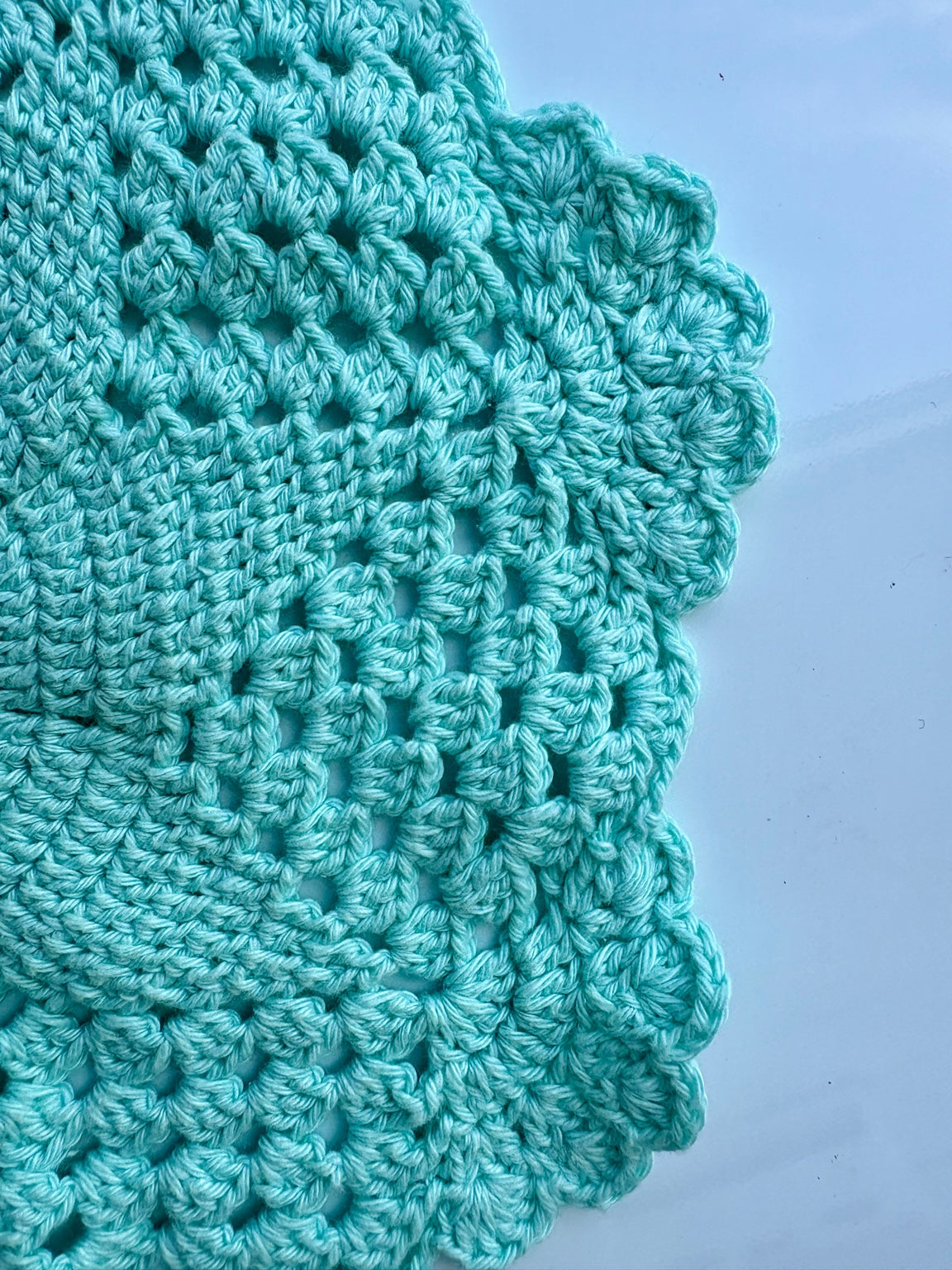 やさしいグリーンカラーが美しい、ハンドメイドのかぎ針編み作品です